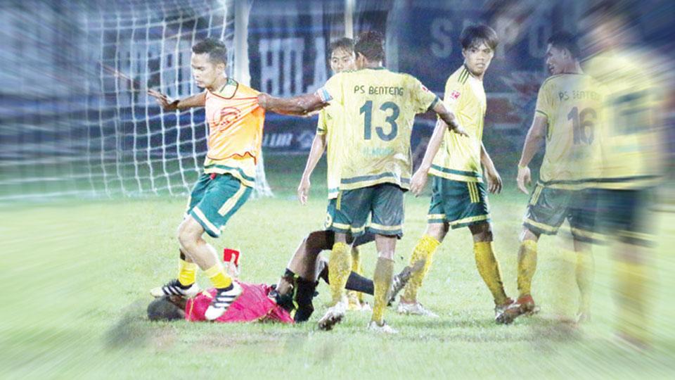 Budi%20Eka%20Putra%20Pemain%20PS%20Bengkulu%20Tengah%20%28Benteng%29%20menginjak%20muka%20wasit%20Cholid%20Dalyanto%20pada%20Liga%20Nusantara%20di%20Stadion%20Wergu%20Wetan%2C%20Kudus.